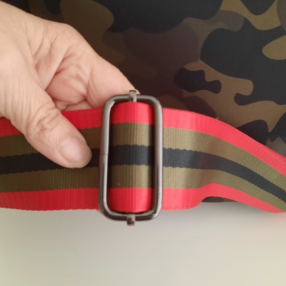 Haute Shore Blake Soho Neoprene Camo Crossbody Bag Purse Green Adjustable Straps - Picture 6 of 14